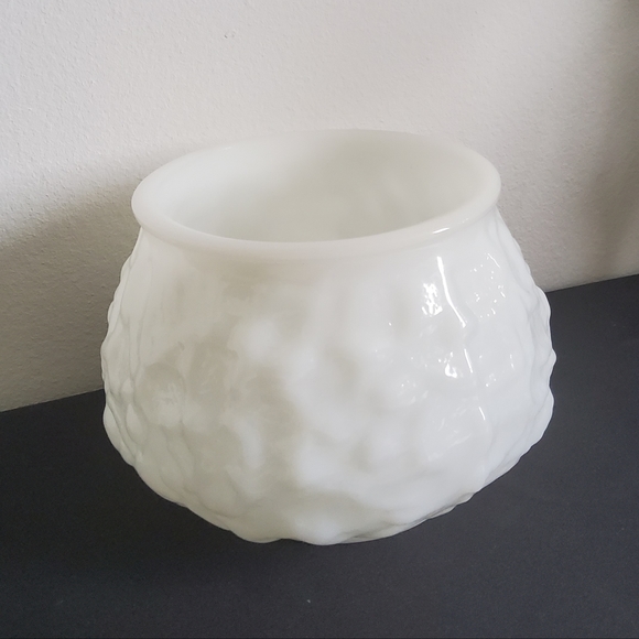 Vintage E.O. Brody Co Opaque Milk Glass Vase - Picture 4 of 7
